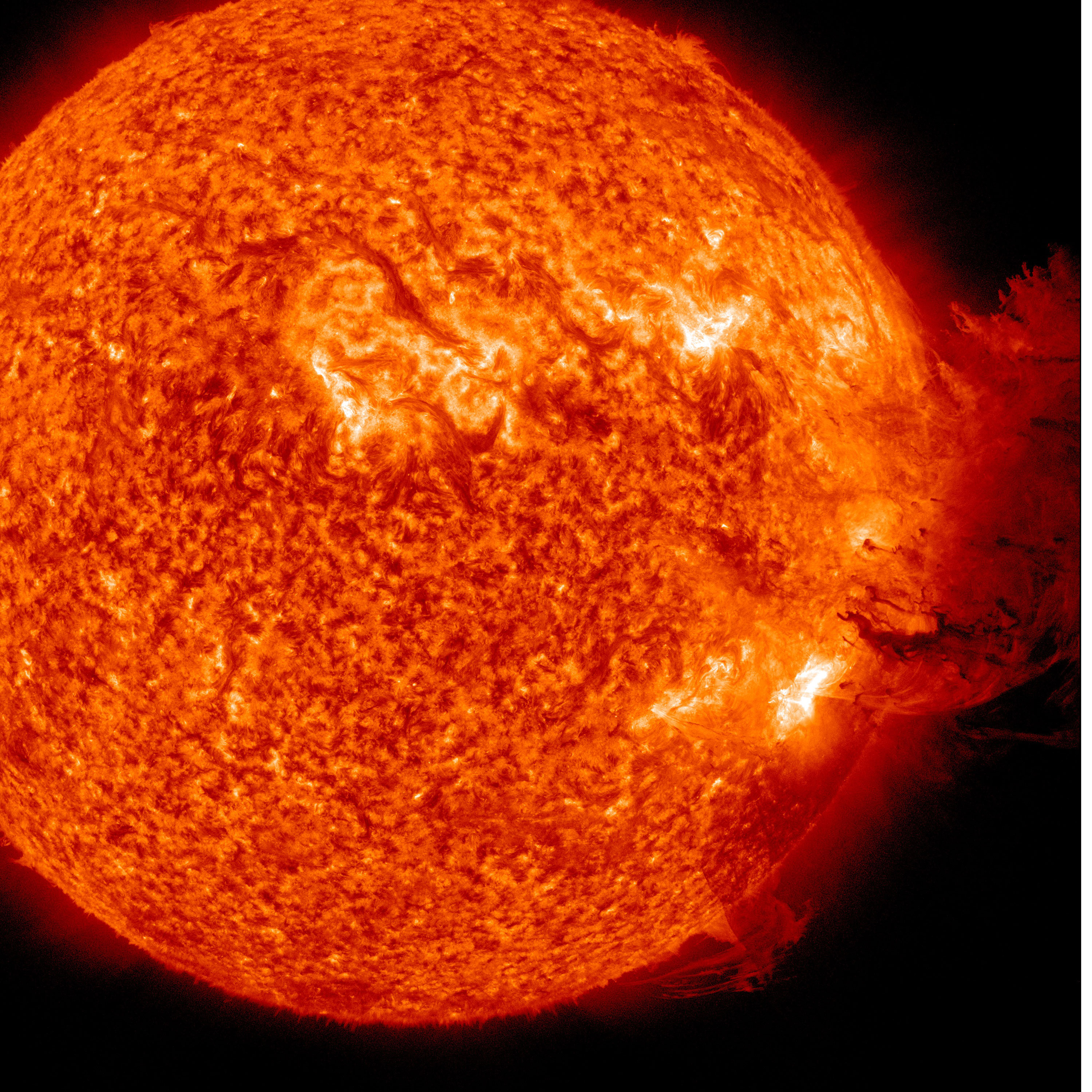 Мощные проявления солнечной активности. Снимки солнца. Поверхность солнца. Вспышки на солнце. Солнечная плазма.